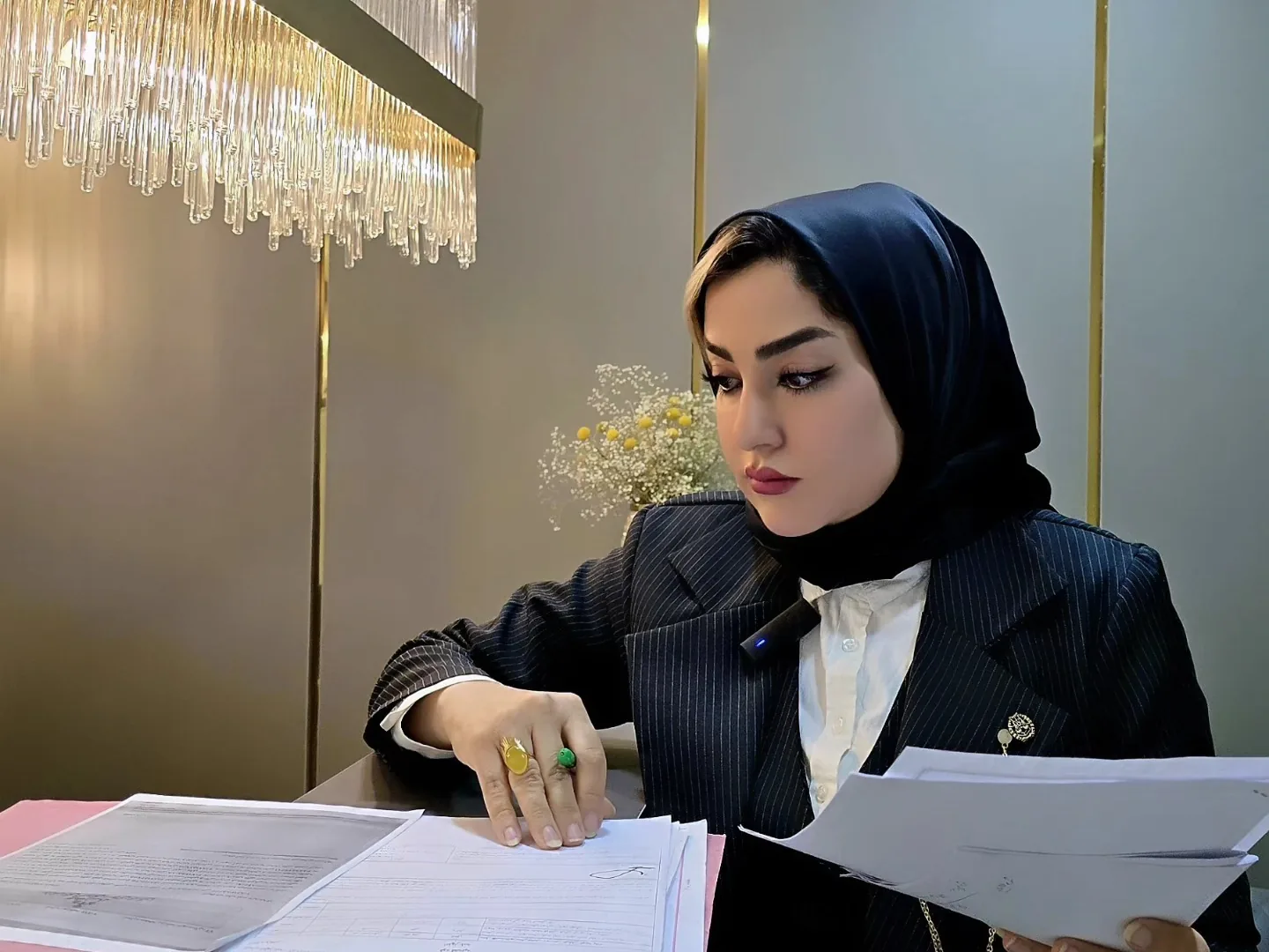 هستی رحمتی در دفتر وکالت