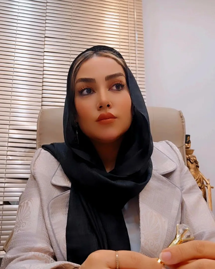 هستی رحمتی در جلسه مشاوره حقوقی